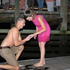 Jovem derruba anel no mar ao pedir mão de noiva em casamento