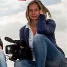 No pide perdón reportera húngara que pateó a refugiados