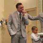 Lá vem a noiva! Vídeo de noivo aos prantos no altar viraliza