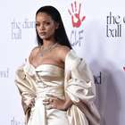 Rihanna cae graciosamente de un cisne inflable en piscina...