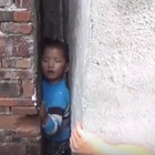 Rescatan a niño que quedó atrapado entre dos paredes