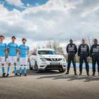 Estrellas de fútbol se convierten en pilotos de autos Nissan