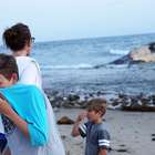 Retiran cadáver de ballena de popular playa de California