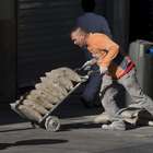 El paro baja de 4 millones por primera vez en seis años