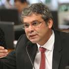 "Dilma sai de cabeça erguida", diz senador Lindbergh Farias