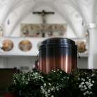 Iglesia católica prohíbe esparcir cenizas de los ...