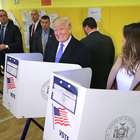 Foto de Trump viendo el voto de su esposa se vuelve viral