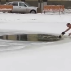 Rescató a un perro del hielo y se volvió un héroe viral ...