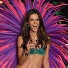 Alessandra Ambrosio topless, impulsa colección de trajes ...