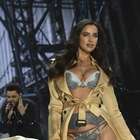 Grávida de Bradley Cooper, Irina disfarça barriga em desfile