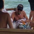 Barbudo, Leonardo DiCaprio se diverte na praia em Trancoso