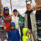 Juliana Paes celebra chegada de 2017 na neve