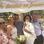 Miranda Kerr brilha em casamento de seu irmão