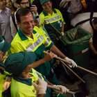 Doria se veste de gari e promete limpar a cidade de SP