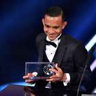 Malaio bate Marlone e leva prêmio Puskas de gol mais bonito