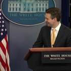 Obama surpreende porta-voz com aparição surpresa em...