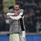 Higuaín marca, e Juve vence 1ª com Napoli em jogo polêmico