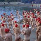 Australianos mergulham nus para celebrar início do inverno