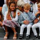 Pais devem vestir gêmeos com roupas iguais?