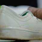 Quer sair, mas o tênis branco está sujo? Saiba como limpá-lo