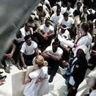 Navio com refugiados rejeitados pela Itália chega à Espanha