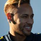 Neymar clareia cabelo e exibe visual em treino da Seleção