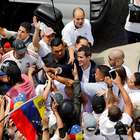 Guaidó é recebido por multidão em Caracas