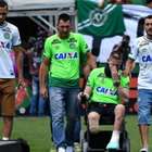 Alan Ruschel e Follmann prestam suas homenagens a Rafael ...