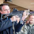 Bolsonaro publica foto defendendo armamento da população