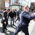 Homem é indiciado por jogar milkshake em líder britânico