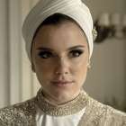 Alice Wegmann usa vestido-macacão de noiva com cristais