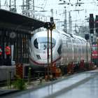 Criança morre após ser empurrada em trilho de trem com a mãe