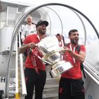 Campeão Athletico desembarca em Curitiba com grande ...