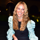 Com cabelo frisado, Paolla usa look diferentão de R$ 11 mil