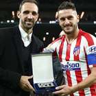 Juanfran é homenageado em visita ao Atlético de Madrid