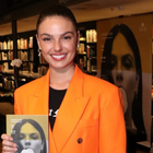 Isis Valverde usa blazer como vestido em lançamento de livro
