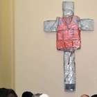 Papa recebe refugiados e exibe colete de migrante morto