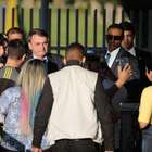 Presidente Jair Bolsonaro cumprimenta apoiadores no Palácio da Alvorada, em Brasília Foto: Reuters