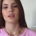 Camila Queiroz coloca colares de R$ 5 mil para limpar a casa