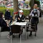 Cafés da Espanha reabrem após número diário de mortes cair