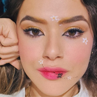 Maisa se inspira em jardim para make com flores e abelha