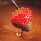 Veja como fazer em casa fondue de chocolate com frutas