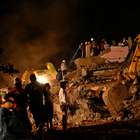 Prédio desaba na Índia e deixa ao menos 100 sob escombros