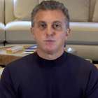 Luciano Huck brinca com trajes contra covid-19 nos ...