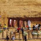 Em queda, Brasil tem 834 mortes e mais 43 mil casos em 24h