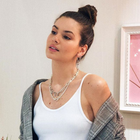 Camila Queiroz combina terninho com colares de R$ 1699