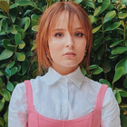 Larissa Manoela ensina a combinar camisa branca com vestido