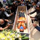 Quem anda sem máscara é punido com 'passeio' em caixão