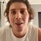 Diretor não percebe microfone ligado e xinga ator de "pobre"