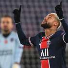 Neymar faz 3 e PSG vence Istanbul em jogo adiado por racismo